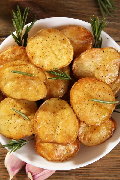 Lezzetli fırında patates kase masada rosemary ile yakın çekim