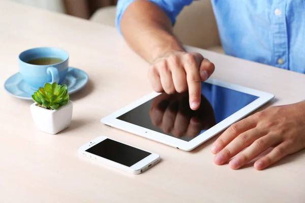 Homme avec tablette numérique — Photo