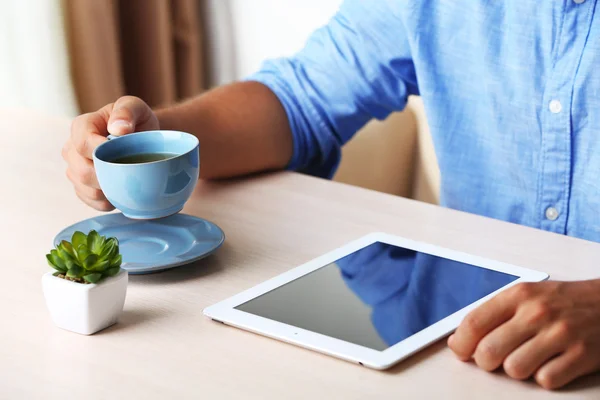 Mann med digital tablett – stockfoto