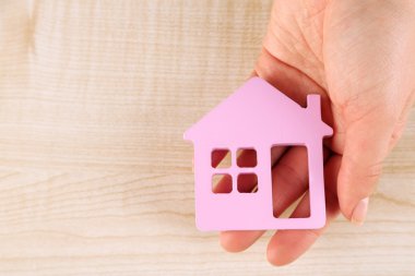 Evin ahşap masa arka plan üzerinde model ile el