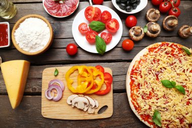 Pizza malzemelerini masaya yakın koyun.