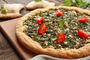 Ispanak ve domates kiraz ile açık pasta