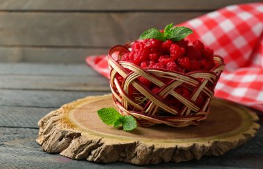 Hasır sepet içinde tatlı ahududu