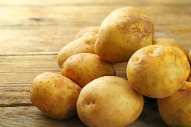 Ahşap masa üzerinde genç patates