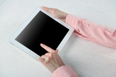 dijital tablet kullanan kadın