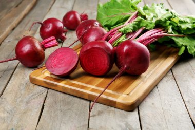 Ahşap masa yapraklarda ile genç pancar yakın çekim