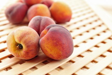 Masada tatlı olgun şeftali yakın çekim