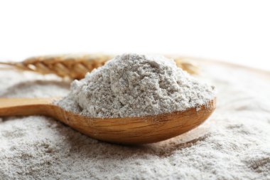 Tahta kaşık beyaz un arka plan üzerinde