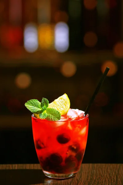 Склянка коктейлю в барі на яскравому розмитому фоні — стокове фото
