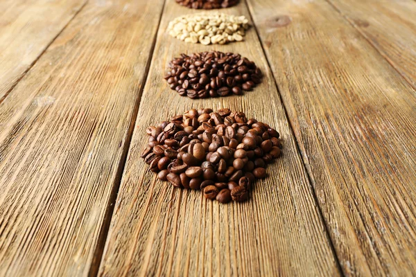 Kaffeebohnen auf Holzgrund — Stockfoto