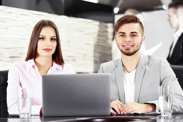 Uomini d'affari che lavorano in sala conferenze — Foto Stock