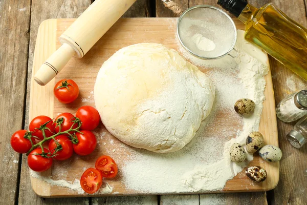 Ingredientes alimentares para pizza na mesa de perto — Fotografia de Stock