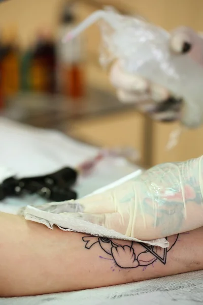 Tattoo kunstenaar op het werk, close-up — Stockfoto