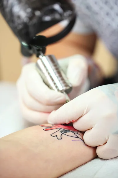 Tatuagem artista no trabalho, close-up — Fotografia de Stock