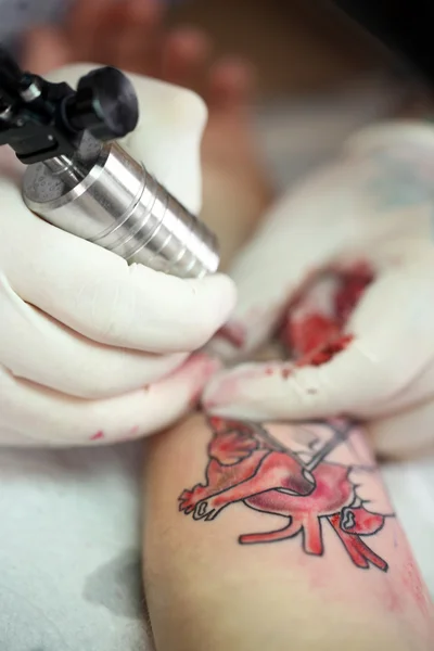 Tattoo artist at work, close-up — Stock Photo, Image