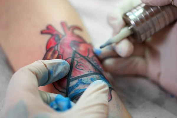 Tatuaje artista en el trabajo, primer plano — Foto de Stock