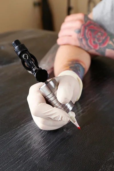 Tatuagem artista no trabalho de perto — Fotografia de Stock