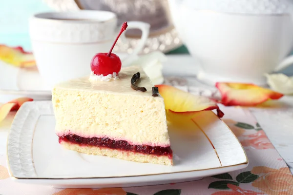 Tasty piece of cheesecake on plate on table close up — Stock Photo, Image