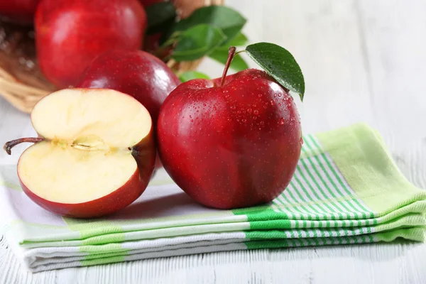 Rijp rode appels op tafel close-up — Stockfoto