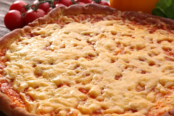 Kaas pizza met groenten op tafel close-up — Stockfoto