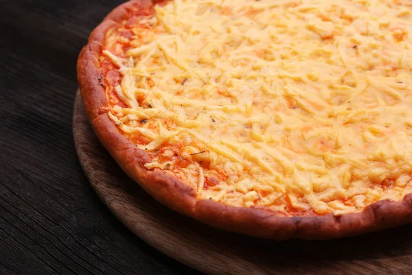 Gustosa pizza al formaggio sul tavolo da vicino — Foto Stock