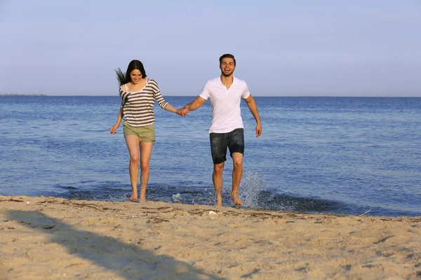 Hermosa pareja joven en la playa —  Fotos de Stock
