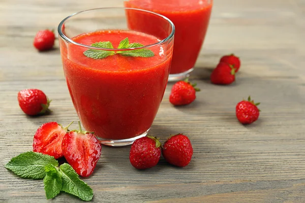 Ποτήρια φράουλα smoothie — Φωτογραφία Αρχείου