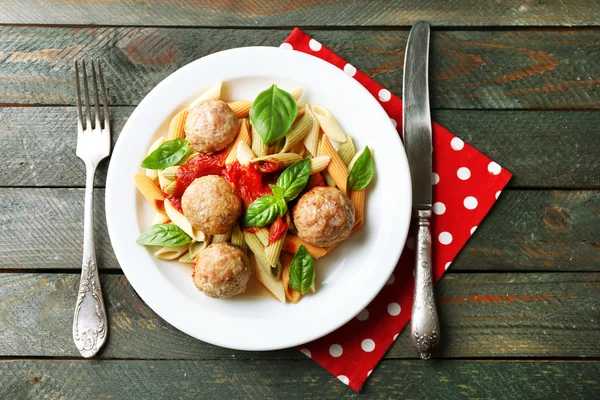 Těstoviny s masovými kuličkami na talíři — Stock fotografie