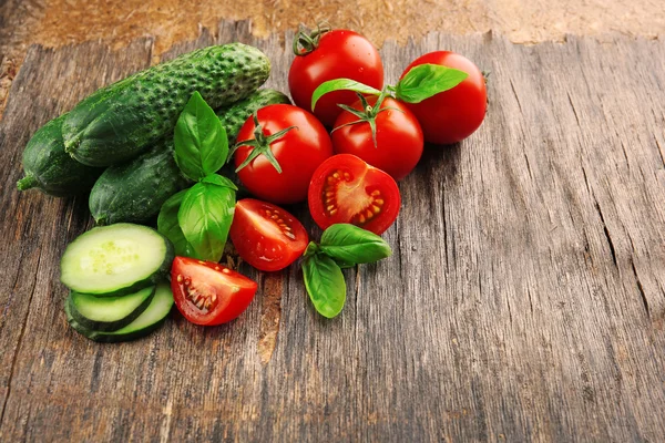 Verdure fresche su sfondo di legno — Foto Stock