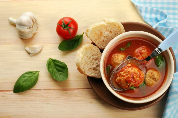 Sopa de tomate con albóndigas —  Fotos de Stock