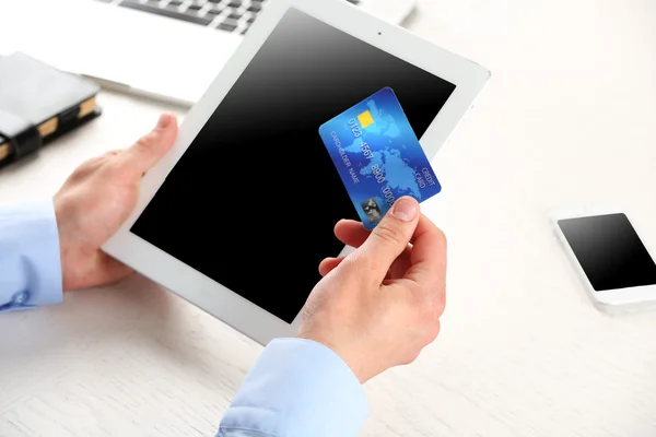 Man holding credit card — Stock Photo, Image