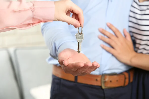 Real estate agent giving keys — Stock Photo, Image