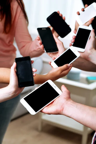 Viele Hände, die Mobiltelefone halten — Stockfoto