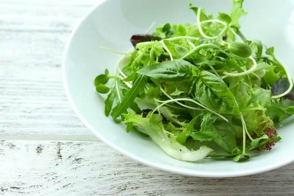 Taze karışık yeşil salata — Stok fotoğraf