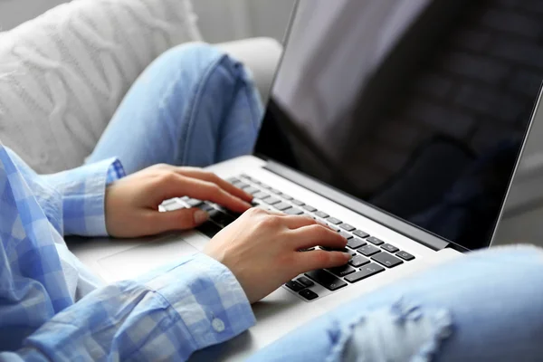 Woman using laptop — Stock Photo, Image