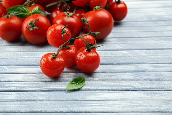 Fresh cherry tomatoes with basil — Stock Photo, Image