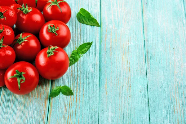 Frische Tomaten mit Basilikum — Stockfoto