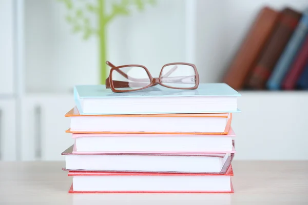 Pilha de livros com óculos — Fotografia de Stock