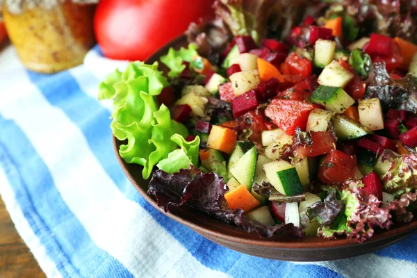 Ahşap tabak taze sebze salatası — Stok fotoğraf