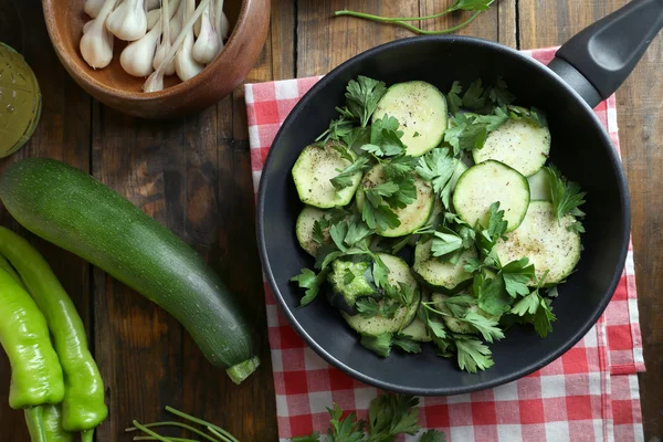 Zucchini in Scheiben geschnitten in Pfanne — Stockfoto