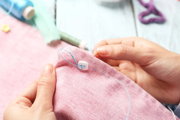 Las manos de la costurera en el trabajo — Foto de Stock