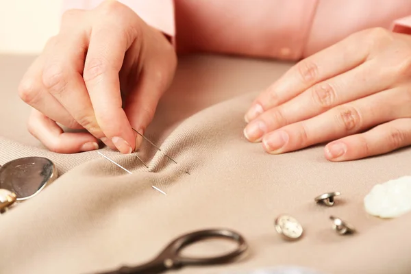 Handen van naaister op het werk — Stockfoto