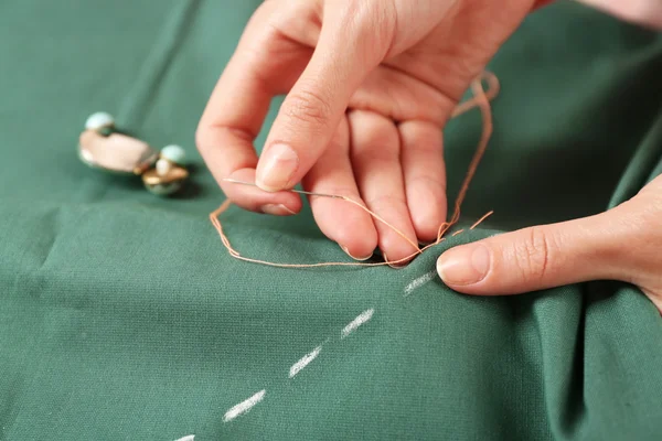 Mãos de costureira no trabalho — Fotografia de Stock