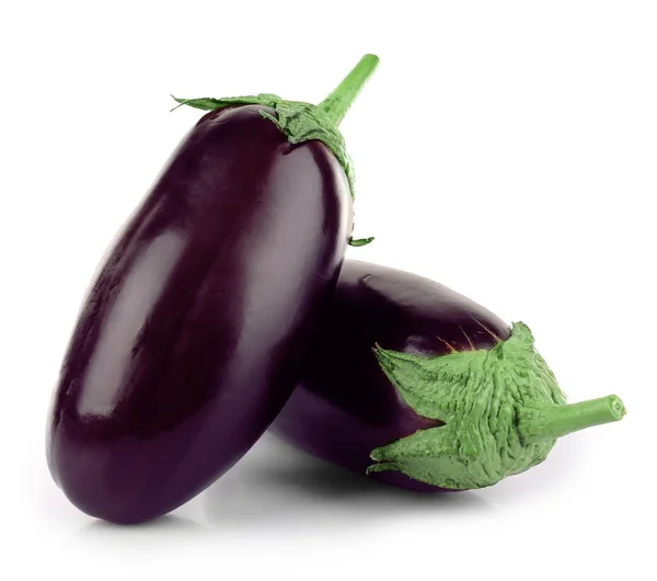 Aubergines fraîches isolées sur blanc — Photo