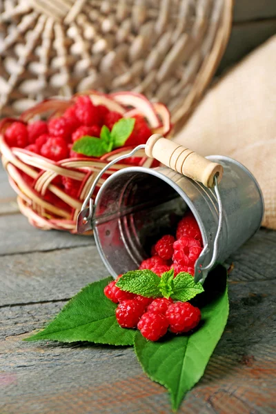 Sweet raspberries on wooden  background — Stock Photo, Image