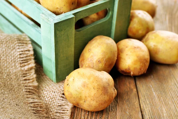 Unga potatis i låda — Stockfoto