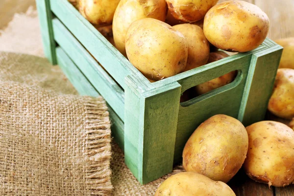 Batatas jovens em caixa — Fotografia de Stock