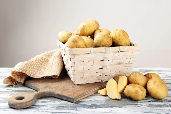 Young potatoes in wicker basket — Stock Photo, Image