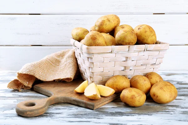 Młode ziemniaki w wiklinowym koszu — Zdjęcie stockowe