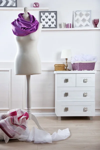 Mannequin met doek op kamer — Stockfoto